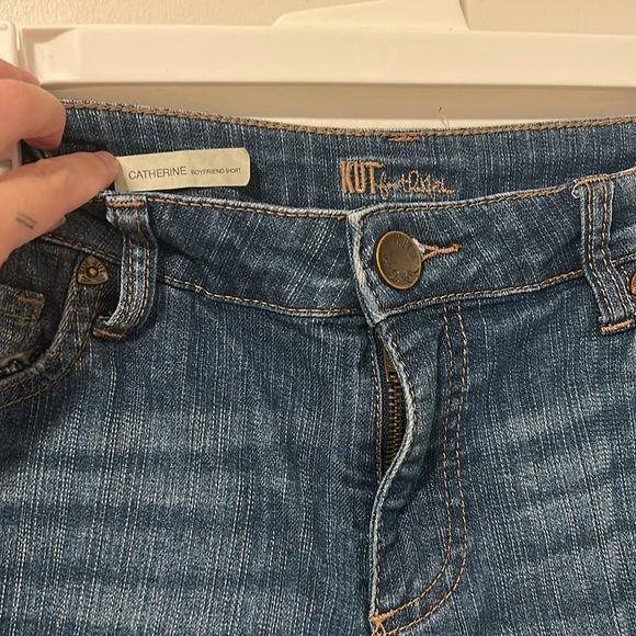 Kut from the Kloth Catherine Boyfriend Jean Shorts Size 8 - Picture 2 of 3
